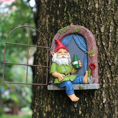 Produktbild von Lustiger Betrunkener Gartenzwerg – Resin Baumdeko & Figur für Draußen, Harz-Zwerg Baumknuddler & Skulptur für Garten, Balkon, Halloween