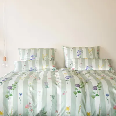 Produktbild von elegante Mako-Satin-Bettwäsche-Garnitur Flowerstripe Farbe Zartgrün Größe 135x200+80x80
