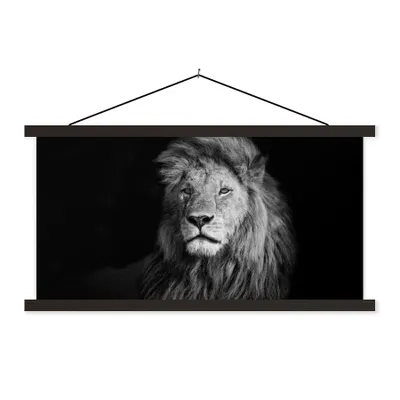 Produktbild von MuchoWow® Textilposter Wildlife - Löwe - Schwarz - Weiß 150x75 cm mit schwarzem Rahmen - Posterleiste