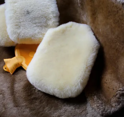 Produktbild von Echt Lammfell Wärmflaschenbezug | natur, ohne Bleichung o. Färbung | Babyfell Gerbung | für 2 Liter Wärmflasche, auch im Set + Wärmeflasche
