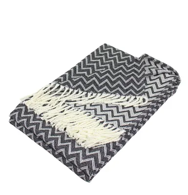 Produktbild von Moon Luxus Wohndecke Zick-Zack Muster mit Fransen Tagesdecke leicht & kuschelig 150x200-weiß / schwarz