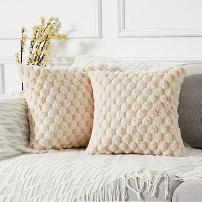 Produktbild von Omgoods – Set aus 2 dekorativen, beige farbenen Kissenbezügen aus Kunstfell – 55 x 55 cm