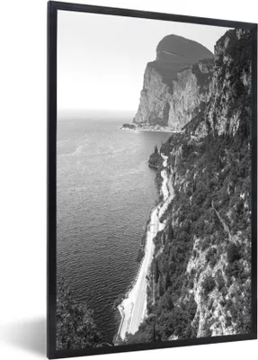 Produktbild von MuchoWow® Gerahmtes Poster Der klare blaue Gardasee in Italien - schwarz und weiß 60x90 cm - Poster mit Schwarzem Bilderrahmen Wandposter Rahmen Foto Bilder - Kunst