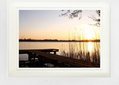 Produktbild von Laufbrücken Gerahmtes Bild Mit Edlem Passepartout | Wand-Bilder | Im Bilderrahmen - Bootssteg Am See Bei Sonnenaufang (30 x 40 cm)
