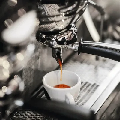 Produktbild von Glasbild Serie Café VI im Café-Stil Motiv Nahaufnahme Espressomaschine 50x50 cm