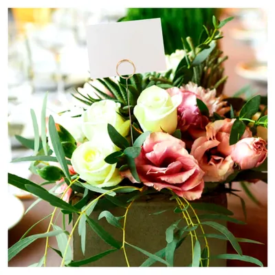 Produktbild von 40 Stück goldfarbene Metallstecknadeln für Tischkartenhalter mit leichtem Design für Blumensträuße und florale Dekorationen bei Hochzeiten und Feiern