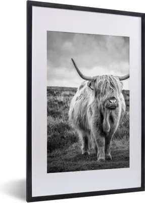 Produktbild von MuchoWow® Gerahmtes Poster Schottischer Hochländer - Tiere - Wolken - Kuh - Natur 40x60 cm - Poster mit Schwarzem Bilderrahmen Wandposter Rahmen Foto Bilder - Poster in Rahmen