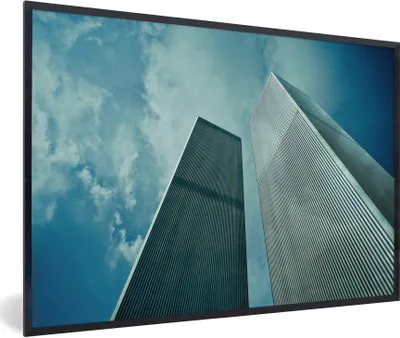 Produktbild von MuchoWow® Gerahmtes Poster Ansicht von unten auf die Türme des World Trade Centers in New York 30x20 cm - Poster mit Schwarzem Bilderrahmen Wandposter Rahmen Foto Bilder - Kunstdruck - Bild-Poster