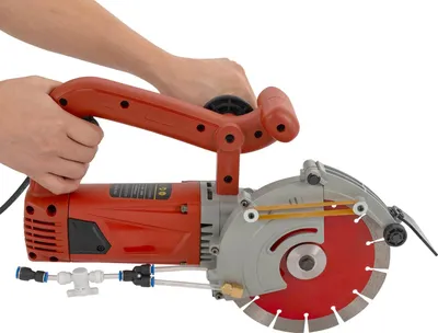 Obrázok produktu pre Elektrická sekačka na steny - Sekačka na steny - Priemer kotúča 190 mm - 5000 otáčok za minútu - Hĺbka rezu 34-71 mm - Zástrčka 220 V EÚ - 5 m vodná hadica - Červená