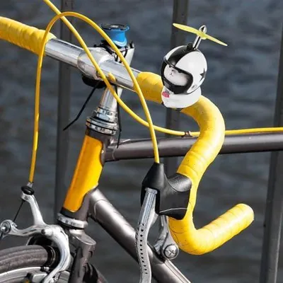 Produktbild von Katzenförmiger Lenkeranhänger für Fahrrad, Roller und Motorrad aus Kunstharz mit Propellerhelm