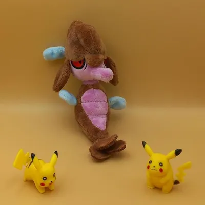 Produktbild von Pokemon Algitt Kuscheltier - 16 cm Plüschtier Skrelp