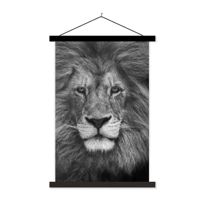 Produktbild von MuchoWow® Textilposter Löwe - Schwarz - Porträt 60x90 cm mit schwarzem Rahmen - Poster Wohnzimmer