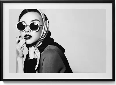 Produktbild von Schwarz-Weiß-Porträt einer Frau im Glamour-Stil– Wandbild mit Rahmen – Gerahmtes Bild  – Wanddekoration – 100x70 cm –  Schwarz Rahmen