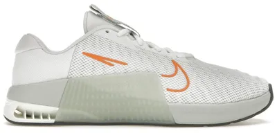 Imagen del producto de Nike Metcon 9, color blanco, plateado claro, naranja brillante. Talla: 45.5 (UE)