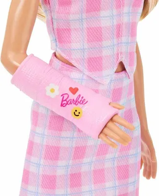 Productafbeelding van Barbie Fashionistas pop met roze gipsverband, geruit top en bijpassende rok, JJN56