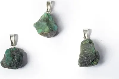 Obrázok produktu pre Prívesok Emerald Rough Gemstone - ±2,5cm Balenie 3 ks