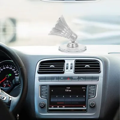 Produktbild von Elegante silberfarbene Badmintonskulptur aus Zinklegierung als vielseitige Auto- und Armaturenbrettdekoration für Badmintonfans