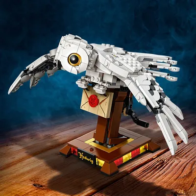 Produktbild von LEGO 75979 Harry Potter Hedwig die Eule, Ausstellungsmodell, Sammlerstück mit beweglichen Flügeln, Geburtstagsgeschenk für Kinder mit Mini-Figuren