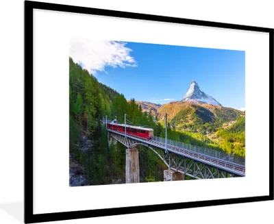 Produktbild von MuchoWow® Gerahmtes Poster Ein Zug in den Alpen 90x60 cm - Poster mit Schwarzem Bilderrahmen Wandposter Rahmen Foto Bilder - Wanddekoration - Fotos