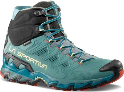 Wanderschuh für Damen; Modell "Ultra Raptor II Mid Leather Woman GTX" von La Sportiva in Türkis mit schwarzen und orangefarbenen Akzenten.