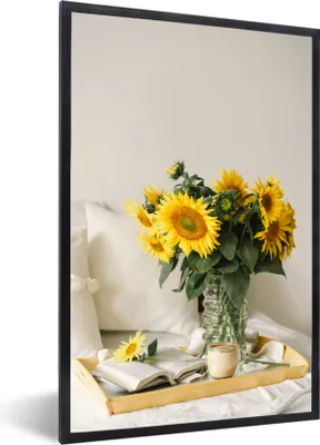 Produktbild von MuchoWow® Gerahmtes Poster Stillleben - Tablett - Sonnenblumen 60x90 cm - Poster mit Schwarzem Bilderrahmen Wandposter Rahmen Foto Bilder - Kunst