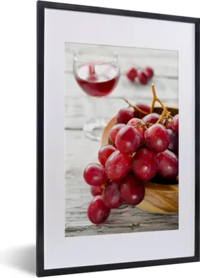 Produktbild von MuchoWow® MuchoWow® Gerahmtes Poster Rote Weintrauben in einer Schale neben einem Glas Rotwein 40x60 cm - Poster mit zchwarzem Bilderrahmen - Poster in Rahmen