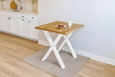 Produktbild von Esstisch Salvador | 80 x 80 cm | Eiche massiv + geölt | Baumkante | X-Gestell Metall Weiß | pflegeleichter Esszimmertisch/Küchentisch/Eichenholz-Tisch/Holztisch aus Wildeiche