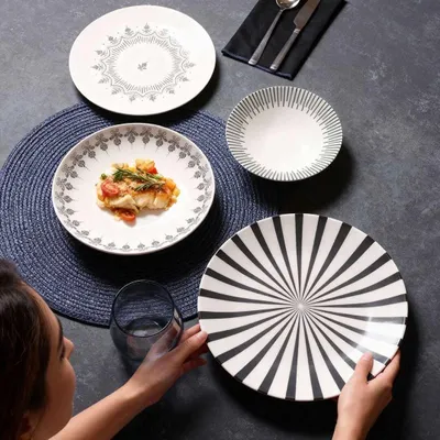 Obrázok produktu pre Hermia Concept, kvalitná 24-dielna jedálenská súprava zo 100 % porcelánu, biela a čierna | 6 servírovacích tanierov (25 x 25 x 2 cm), 6 tanierov (20 x 20 x 4 cm), 6 misiek (15 x 15 x 4,5 cm), 6 dezertných tanierov (20 x 20 x 2 cm) | Vhodné do umývačky riadu a mikrovlnnej rúry.