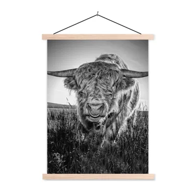 Produktbild von MuchoWow® Textilposter Schottischer Highlander - Schwarz und Weiß 40x53 cm mit holzfarbenen Rahmen - Schlafzimmer