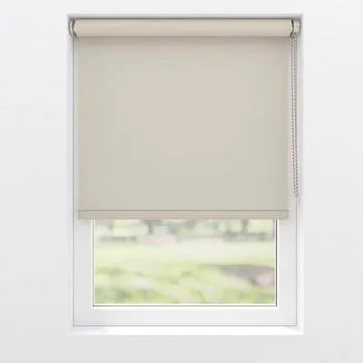 Obrázek produktu pro Zatemňovací roleta SOLUNA Colormatch sladěná V48 tmavě béžová 210x190 cm včetně držáků na rám okna a kovové spodní lišty