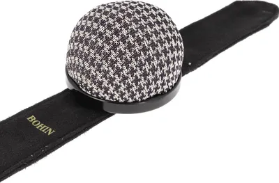 Produktbild von Nadelkissen mit flexiblem Armband von Bohin Farbe: Hahnentrittmuster