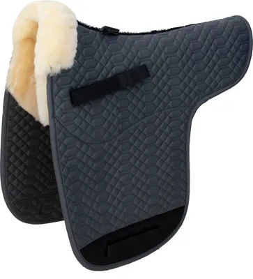 Produktbild von Engel Reitsport Satteldecke SADEK1 Lammfell & Baumwollsteppstoff, Fell in Sattellage, Fellkranz vorne, Grau-Med./Natur-D (Dressur)