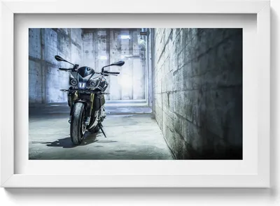 Produktbild von Motorrad in einer betonierten Gasse– Wandbild mit Rahmen – Gerahmtes Bild  – Wanddekoration – 30x20 cm –  Weiß Rahmen