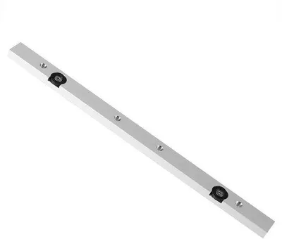 Zdjęcie produktu dla Aluminiowy suwak do pił stołowych z prowadnicą ukośną, 300 mm, przeznaczony do intensywnej obróbki drewna.