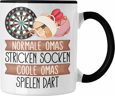 Produktbild von Trendation - Darts Oma Tasse Geschenk Normale Omas Stricken Socken Coole Omas Spielen Dart (Schwarz)