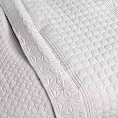 Immagine prodotto di Uniqoos® Coperta da letto reversibile, 240 x 260 cm – bianco-grigio, con motivo moderno, coperta imbottita XXL in 100% poliestere, ideale per letto e divano