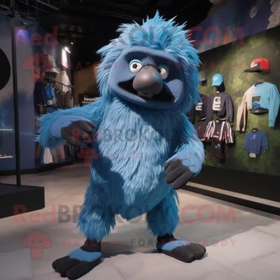 Produktbild von Blauer REDBROKOLY Faultier-Bär Maskottchen Kostüm charakter gekleidet mit einem grafischen T-Shirt und Schuhclips