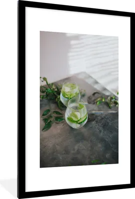 Produktbild von MuchoWow® Gerahmtes Poster Ein kaltes, erfrischendes Glas Gin Tonic 60x90 cm - Poster mit Schwarzem Bilderrahmen Wandposter Rahmen Foto Bilder - Dekoration - Wandposter Wohnzimmer - Hochwertig