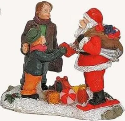 Der Weihnachtsmann der zwei Kinder und Erwachsenen trifft. Der Weihnachtsmann trägt roten Anzug.