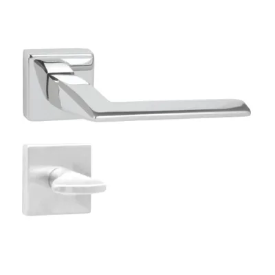Produktbild von DOMINO Türgriff Drückergarnitur WC - Badezimmer Set | mit quadratische Rosette | für Badezimmertüren | Set WC - Rosetten-Garnitur | Türbeschläge aus Znal  | Chrom |ELIZA-QR M6