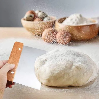 Produktbild von Famanu Deeggarde aus Edelstahl mit Holzgriff - Ideal für Teig, Kuchen, Pizza und Brot