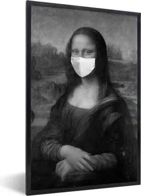 Produktbild von MuchoWow® Gerahmtes Poster Mona Lisa mit weißer Mundhaube - ein Gemälde von Leonardo da Vinci - schwarz-weiß 20x30 cm - Poster mit Schwarzem Bilderrahmen Wandposter Rahmen Foto Bilder - Drucken - Bilder Poster im Rahmen