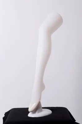 Image de T-1W : Décoration pour jambes de mannequin, blanche. Élégante et moderne, idéale pour une vitrine
