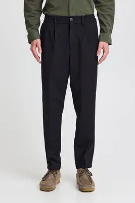Image de Pantalon chino avec ceinture élastiquée dans une coupe moderne