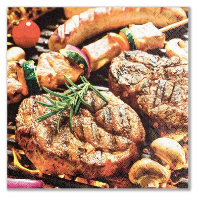 Auf dem Bild sieht man saftige Steaks und Grillspieße mit Gemüse und Kräutern auf einem Grillrost angerichtet die eine köstliche Grillatmosphäre vermitteln