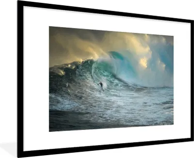 Produktbild von MuchoWow® Gerahmtes Poster Surfer auf großen Wellen 90x60 cm - Poster mit Schwarzem Bilderrahmen Wandposter Rahmen Foto Bilder - Wanddekoration - Fotos