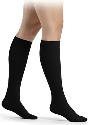 Produktbild von Sigvaris Essential CLASSICAL Kompressionsstrümpfe in verschiedenen Längen : AD Kniestrümpfe / KKL 1 / L / Black / geschlossene Fussspitze / long / ohne Länge: AD Kniestrümpfe Kompressionsklasse: KKL 1 Größe: L Farbe: Black Fußspitze: geschlossene Fussspit