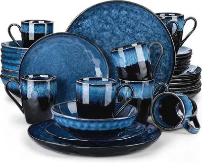 Image de Service de table en céramique pour 8 personnes - assiettes et saladier avec un éclat bleu.