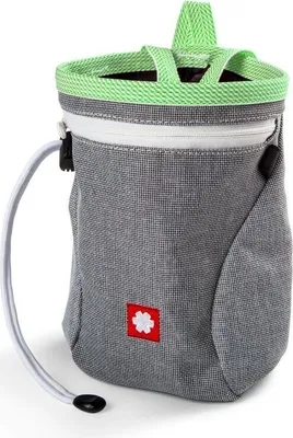 Kletterchalkbag "Dusty Eco + Belt" von Ocun in grau mit grünem Rand und rotem Logo.