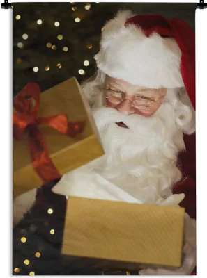 Produktbild von MuchoWow® Wandteppich Wandbehang Ein Porträt des Weihnachtsmanns beim Öffnen der Weihnachtsgeschenke 90x135 cm Tapisserie Dekoration Wandtuch - Baumwolle - Wandskulptur
